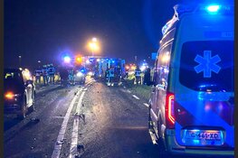 Twee auto's te water na ongeval op Drechterlandseweg