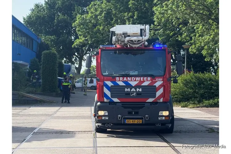Hulpdiensten massaal gealarmeerd voor industriebrand bij bedrijf aan het Voorland in Enkhuizen