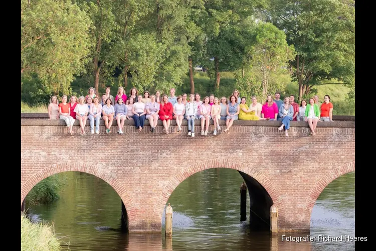 Jongerenkoor Reaching Hand keert terug met groots openluchtconcert in de haven Enkhuizen