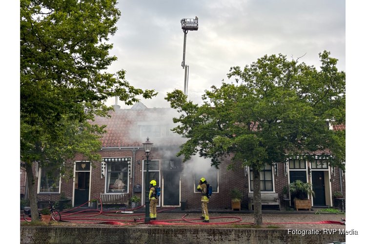 Flinke woningbrand in binnenstad van Enkhuizen
