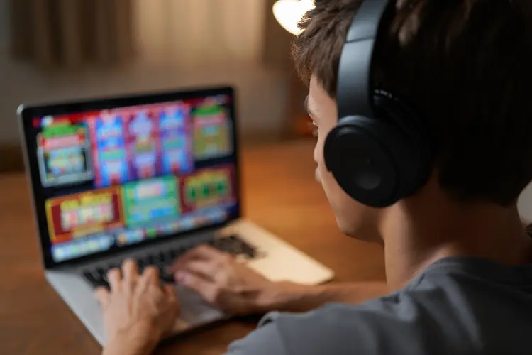 Hoe online casinospellen in Nederland veranderden: van klassieke slots tot instant games