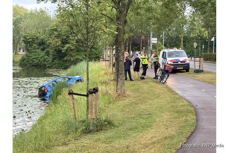 Auto te water op de Dirk Essenlaan in Grootebroek