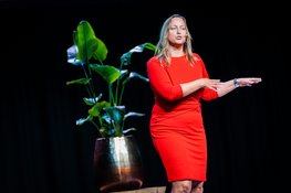 Levenscafé Enkhuizen start nieuw seizoen met Judith Webber: ‘Leef je of word je geleefd?’