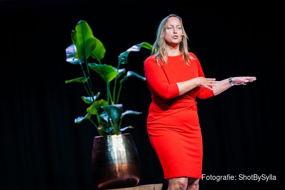 Levenscafé Enkhuizen start nieuw seizoen met Judith Webber: ‘Leef je of word je geleefd?’