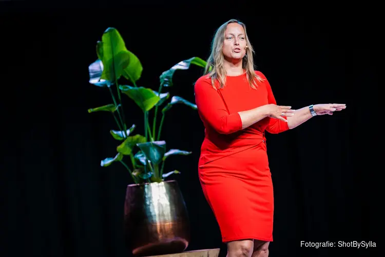 Levenscafé Enkhuizen start nieuw seizoen met Judith Webber: ‘Leef je of word je geleefd?’