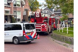 Brand op dak bij eetcafé snel onder controle aan de Spoorstraat in Enkhuizen