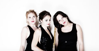 Karin Strobos, Felicia van den End en Daria van den Bercken in De Drom