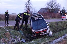 Auto belandt in greppel