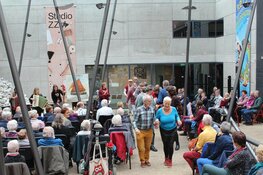 Muziek vult het atrium van het binnenmuseum