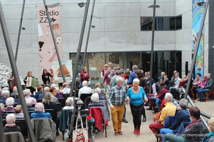 Muziek vult het atrium van het binnenmuseum