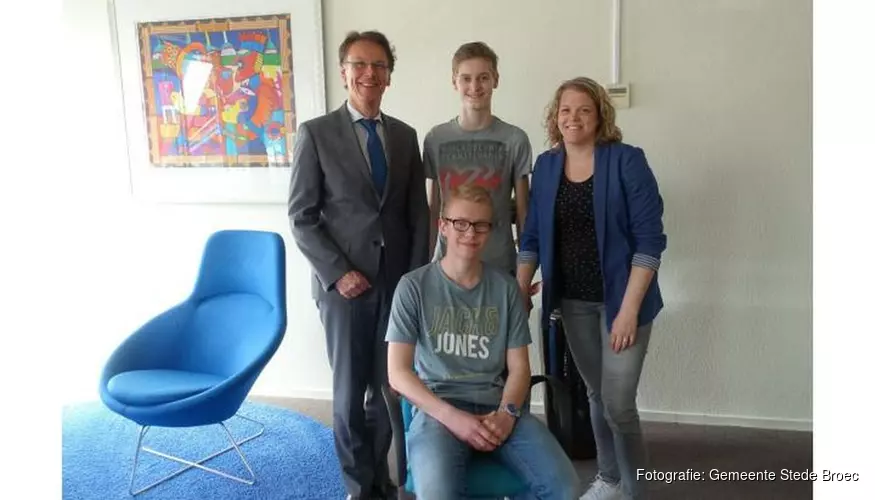 Vlogwinnaar verkiezingsvideo neemt prijs in ontvangst