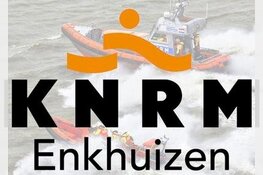 Reddingsbrigade redt gezin op boot voor kust Enkhuizen