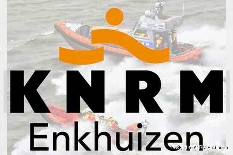 Reddingsbrigade redt gezin op boot voor kust Enkhuizen
