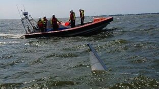 Zeilboot slaat om op IJsselmeer, tieners na drie kwartier gered