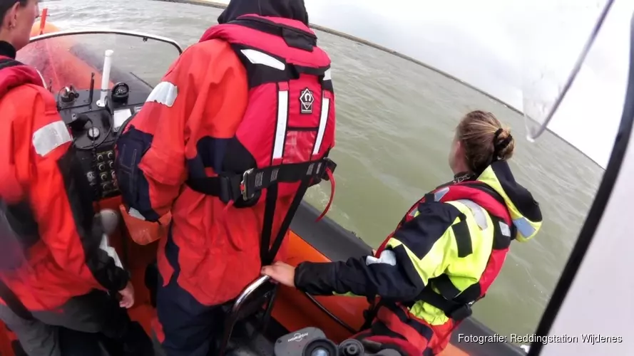 Omgeslagen vaartuig en motorsloep in problemen