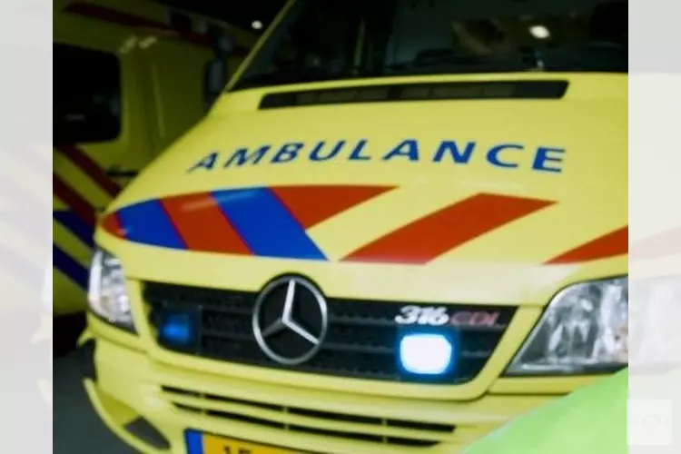 Bestuurder gewond na botsing met betonnen wegmarkering. (video)