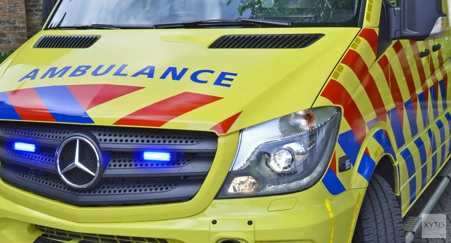 IJsblok valt van vrachtwagen en gaat door voorruit automobilist