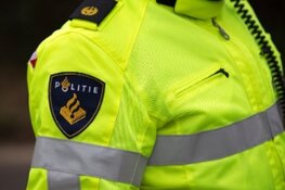 Vrachtwagen negeert verbod op dijk bij Enkhuizen en belandt op zijn kant