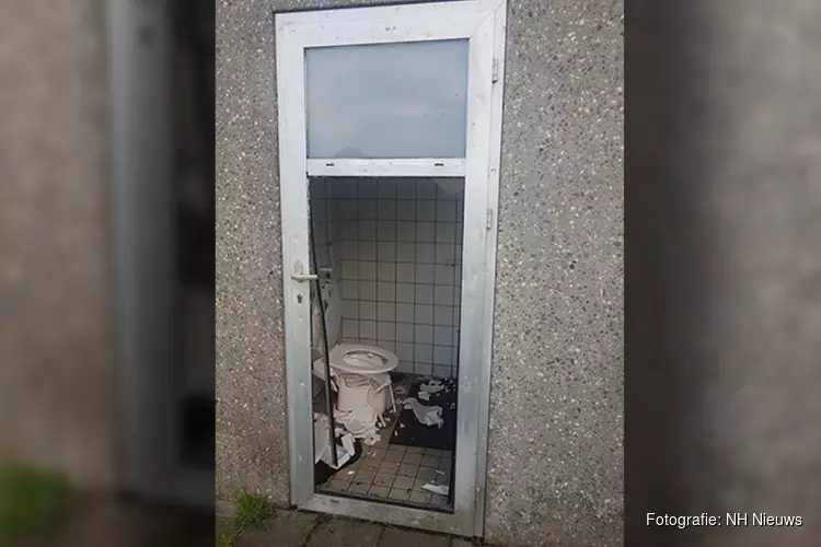 Vandalen slopen openbaar toilethok bij recreatiegebied Enkhuizen