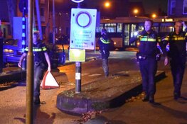 Auto botst tegen paal in Enkhuizen: politie zoekt eigenaar