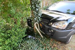 Auto tegen boom in voortuin in Grootebroek