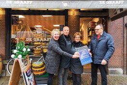 De Graaff van Enckhuysen en Jellie's Fashion winnen etalagewedstrijd Licht in Enkhuizen