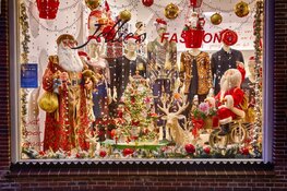 De Graaff van Enckhuysen en Jellie's Fashion winnen etalagewedstrijd Licht in Enkhuizen