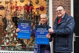De Graaff van Enckhuysen en Jellie's Fashion winnen etalagewedstrijd Licht in Enkhuizen