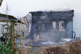 Middelgrote brand legt vakantiehuisje in as in Venhuizen