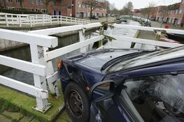 Auto tegen brug gereden bij ongeval