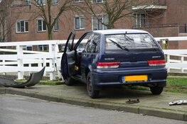 Auto tegen brug gereden bij ongeval