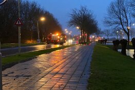 Straat afgezet in Enkhuizen om wateroverlast