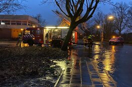 Straat afgezet in Enkhuizen om wateroverlast