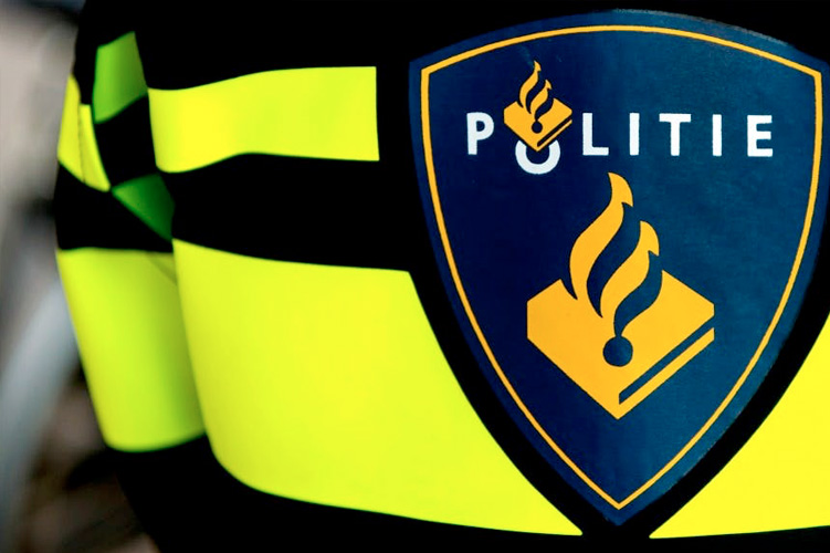 Tak breekt af en valt op twee mensen in Hoorn